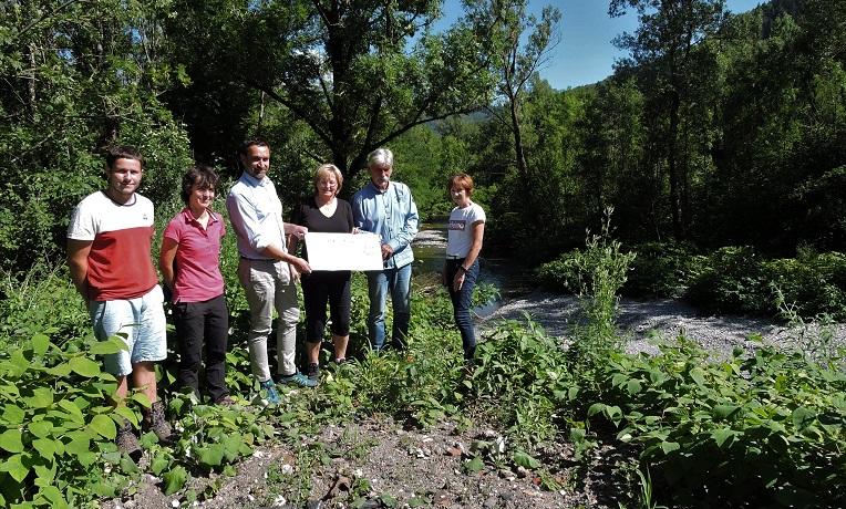 Remise de dons pour préserver la resource en eau