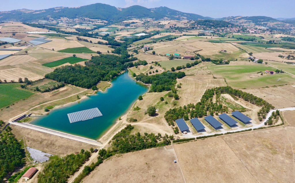 vue aérienne d'une installation de panneaux photovoltaïques installés par le syndicat mixte hydraulique du Rhône 