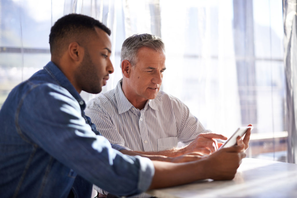 un banquier conseillant son client pour son développement régional