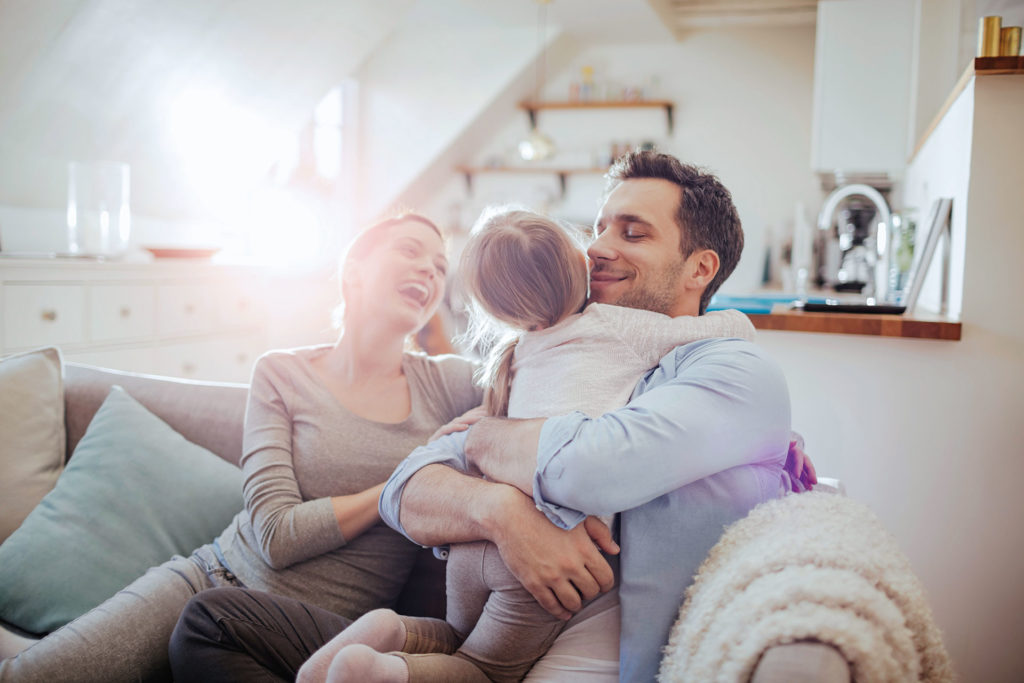 Moment de joie entre des parents et leur enfant